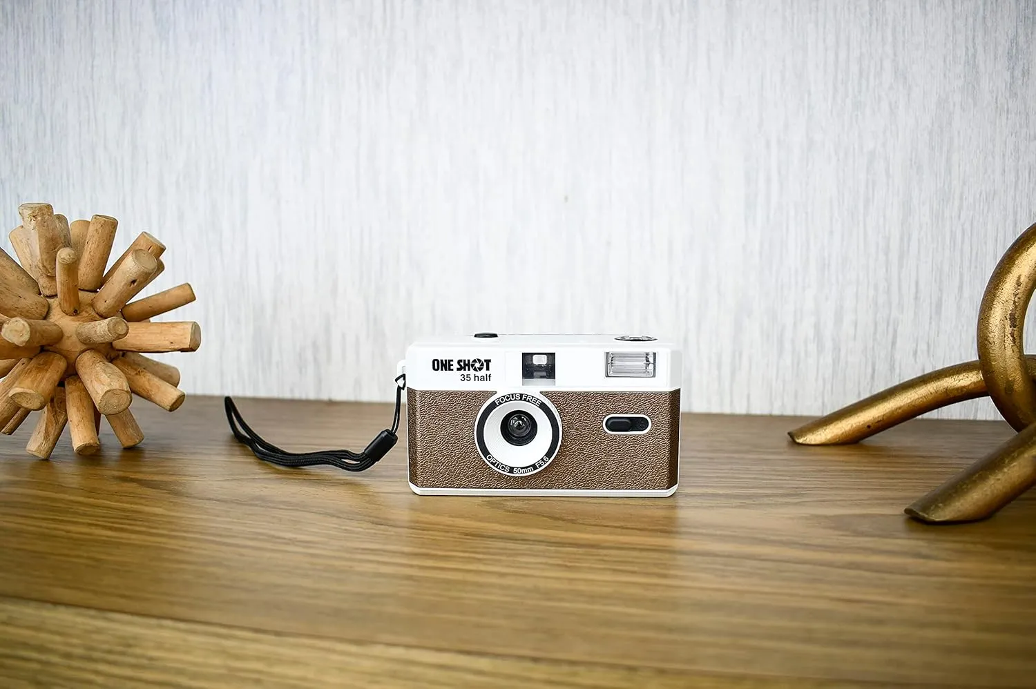 1 Shot Point and Shoot 35mm Film Camera, Reusable Retro Half Frame Camera, Built in Flash, Included One Roll ASA/ISO 400 Black & White Film 18 Exp., (36 Shots) Battery Not Included (Brown Color)