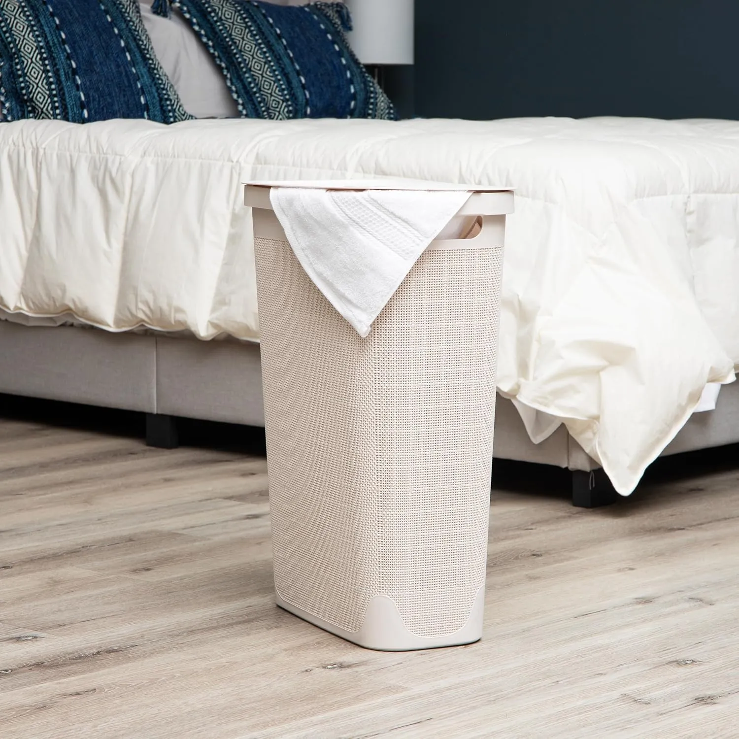 Mind Reader 40L Slim Laundry Hamper, Clothes Basket, Lid, Linen Design, Plastic, 18.5”L x 10.75”W x 23.5”H, Ivory