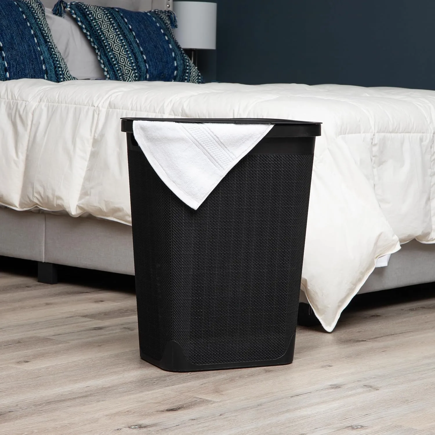Mind Reader 60L Slim Laundry Hamper, Clothes Basket, Lid, Linen Design, Plastic, 18.25”L x 14.25”W x 23.5”H, Black